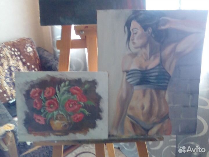 Мольберт для рисования, картины и ноутбук