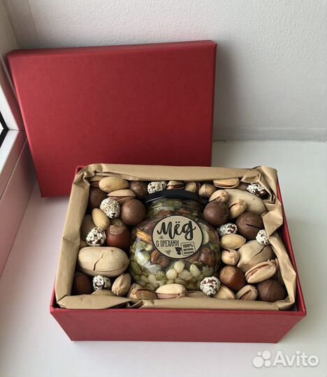 Подарочный набор. Набор из орехов и меда