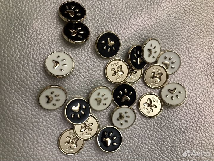 Кот кошка котенок лапка пуговицы металл