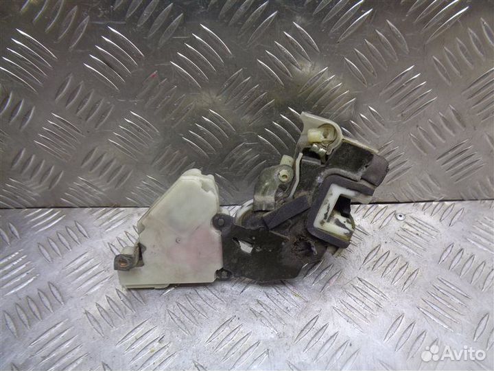 Замок двери задний правый Nissan Primera P11 1998