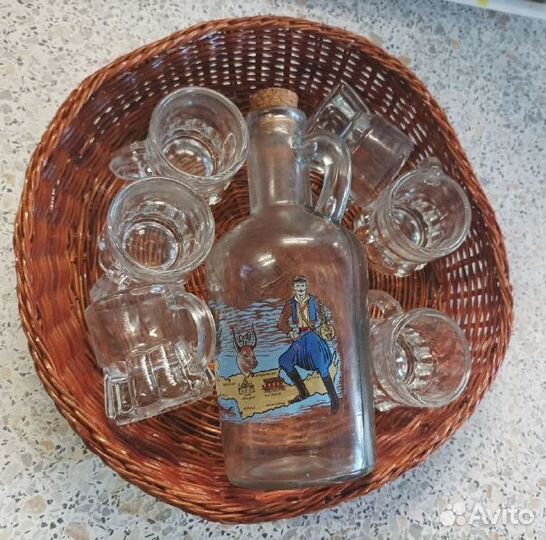 Набор из 6 рюмок и бутылки с пробкой в корзине
