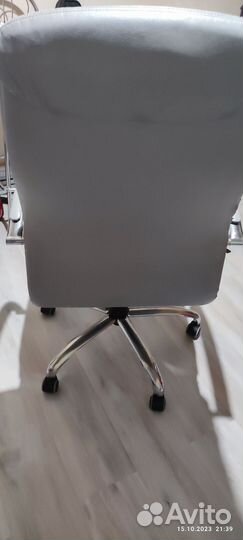 Стул кресло офисный на колесах