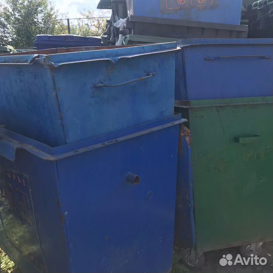 Контейнера пластиковый и металлический