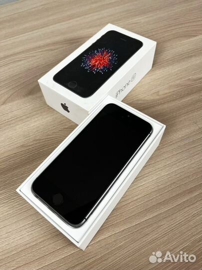 iPhone SE, 32 ГБ