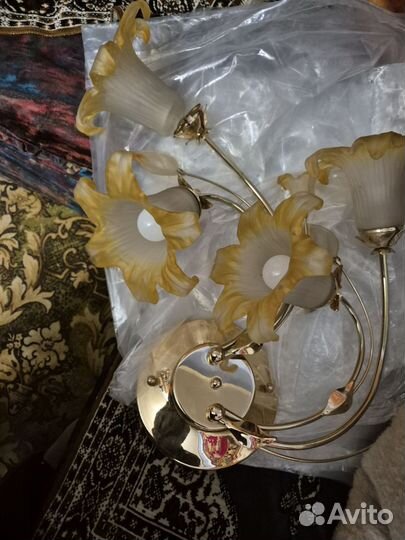 Люстра золотая с цветочными плафонами
