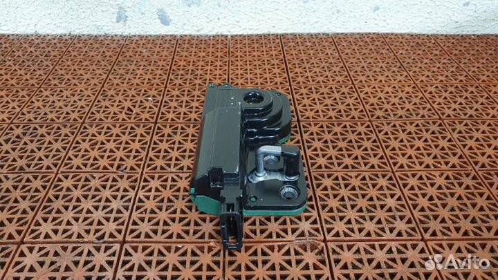 Доводчик крышки багажника Volkswagen Touareg 7L