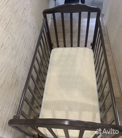 Детская кроватка с поперечным маятником и матрацем