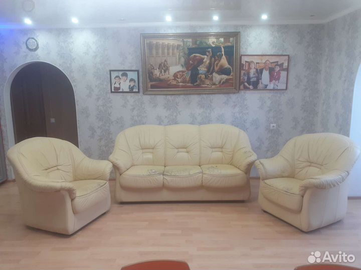 Кожаный диван и 2 кресла