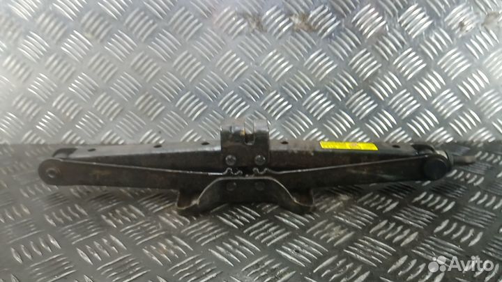 Домкрат на Toyota Rav 4 Zsa4