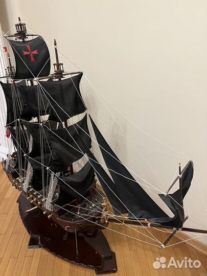 Модель корабля из дерева с черными парусами