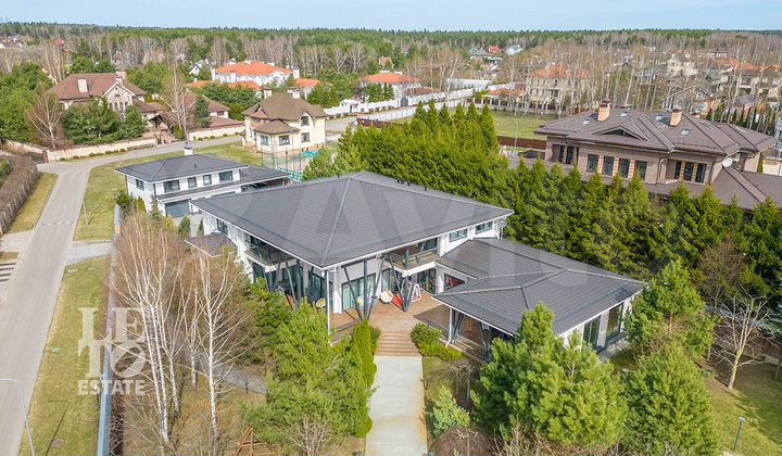 Дом 1075 м² на участке 37,6 сот.