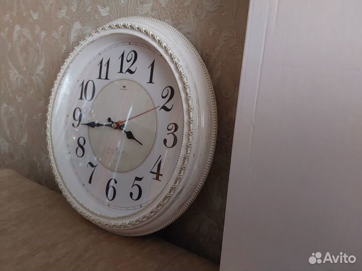 Часы новые настенные белые