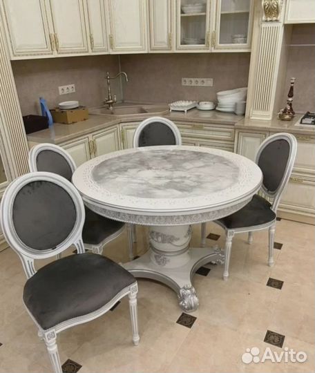 Кухонный стол и стулья в комплекте