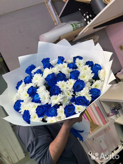 Букет из синих роз и хризантема