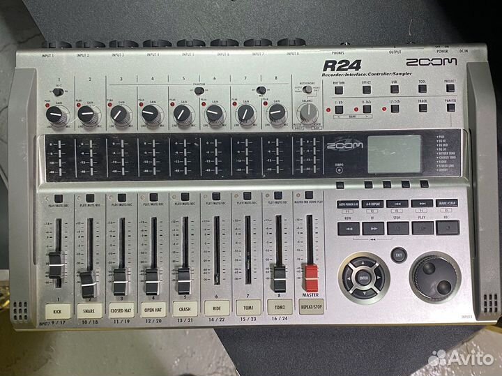 Портативная звукозаписывающая студия zoom R24