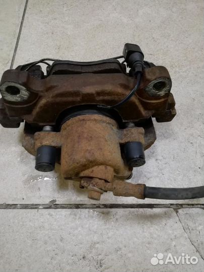 Суппорт передний правый Skoda Yeti 5L