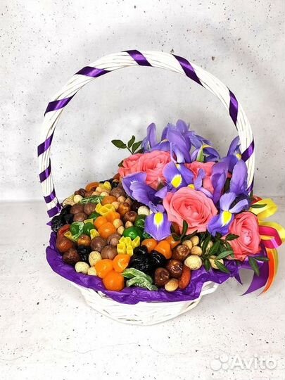 Подарочная корзина. Подарок на выпускной