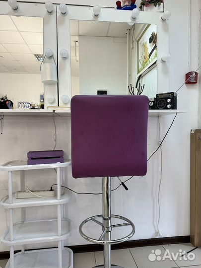 Зеркала и стулья