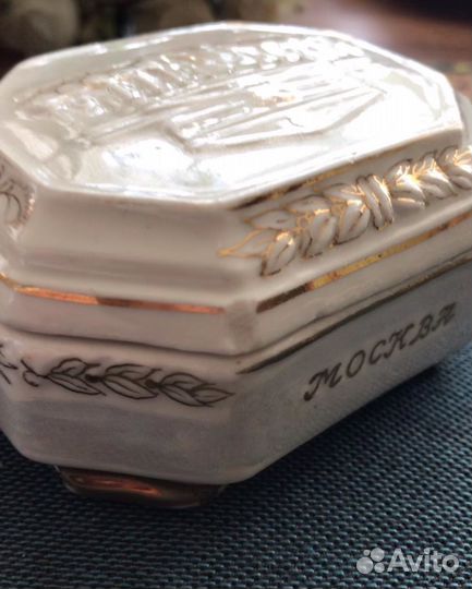 Фарфоровая шкатулка 