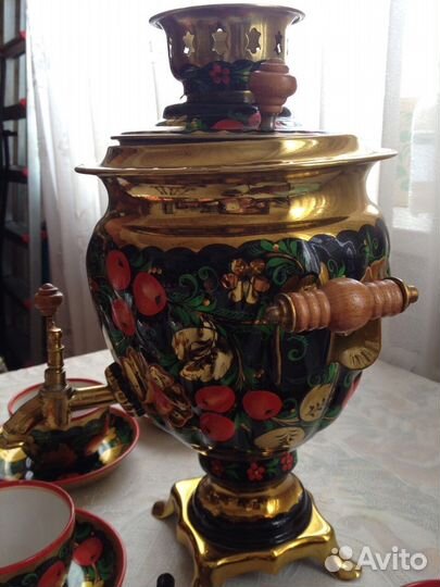 Самовар с посудой