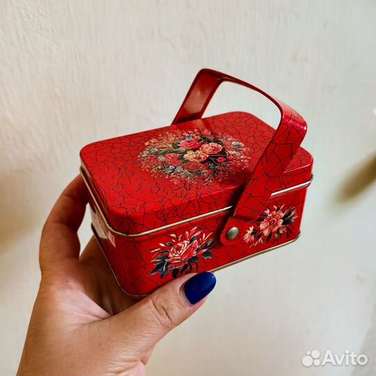 Коробка из-под чая красная с цветами шкатулка