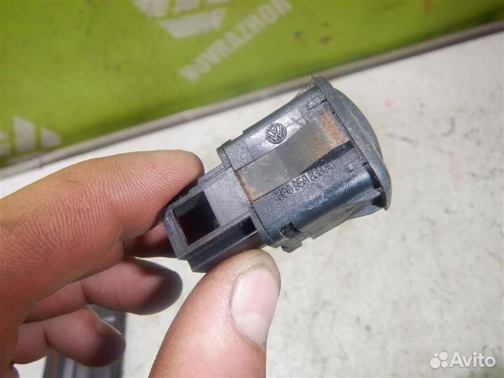 Кнопка открывания лючка бензобака Фольксваген Па
