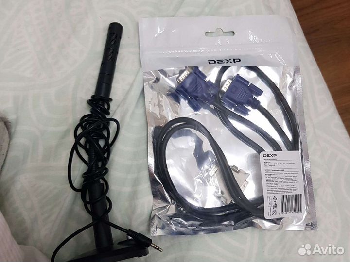 Микрофон и кабель на компиотор