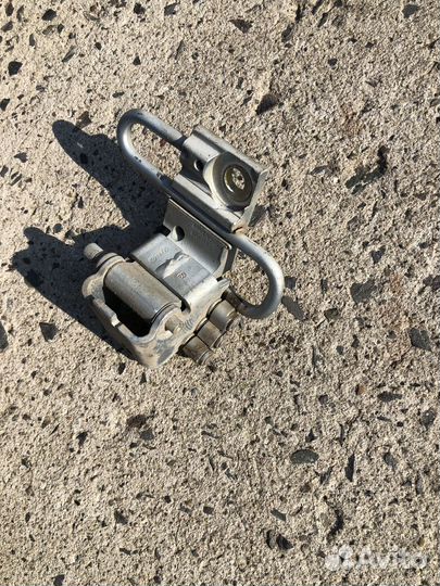 Петля двери передняя правая нижняя Volkswagen Audi