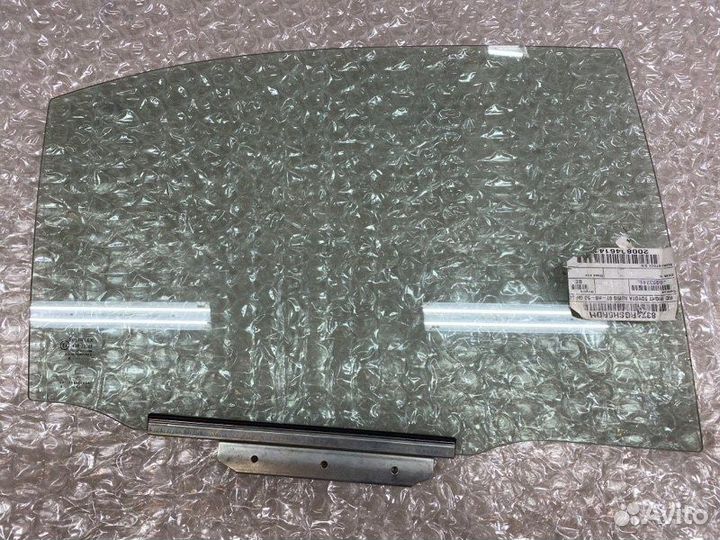 Стекло двери заднее правое Toyota Auris E15