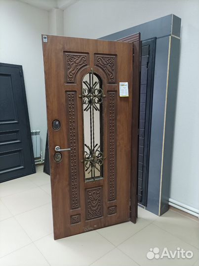Дверь входная уличная новая
