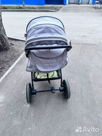 Прогулочная коляска с надувными колесами
