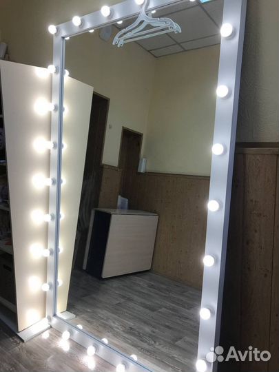 Гримерное зеркало с лампочками