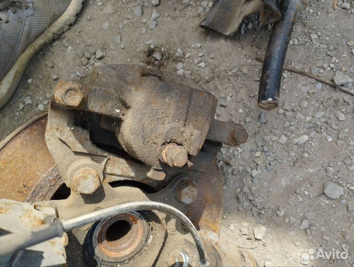 Суппорт левый передний Nissan Almera N16