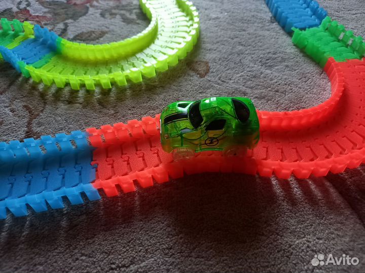 Гибкий трек с машинкой