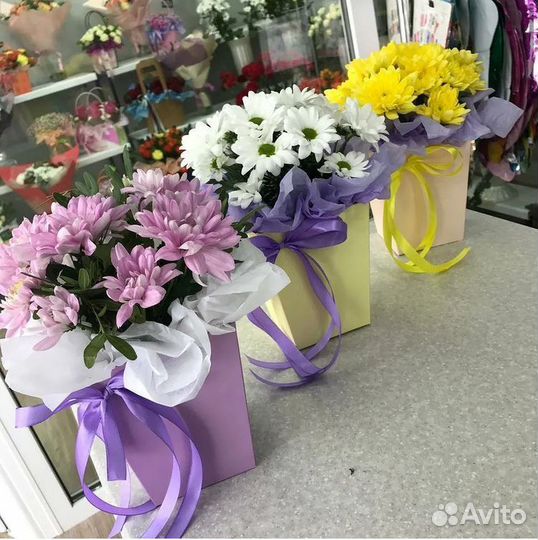 Букет цветы в коробке, в корзинах