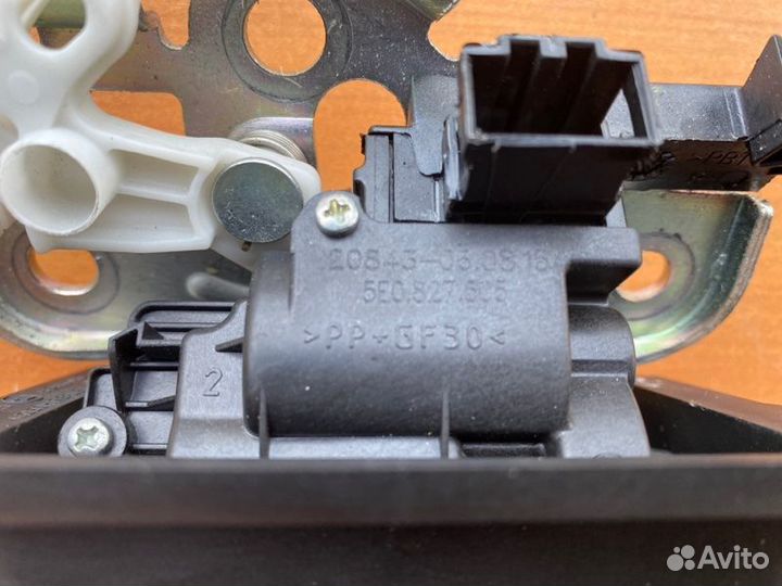 Замок крышки багажника Skoda Octavia A7 cxxb 2015