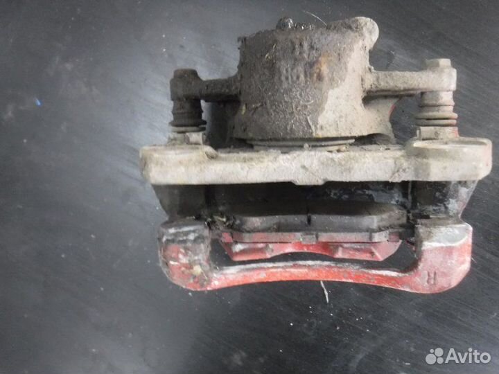 Суппорт передний правый Toyota Corolla 151 1ZR