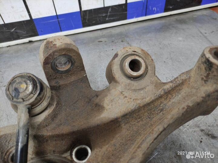 Кулак задний левый Hyundai Santa Fe 2 D4HB 2010