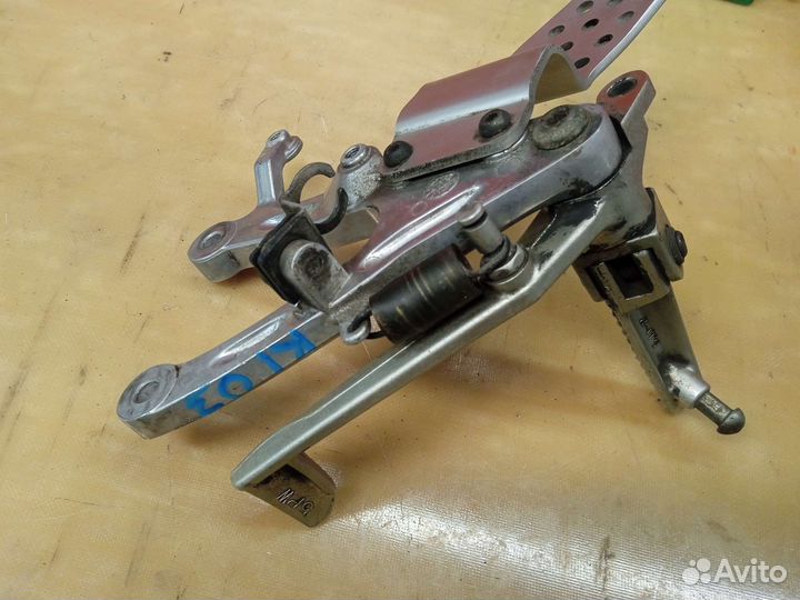 Yamaha R1 2002-2003. Кронштейн водительский правый