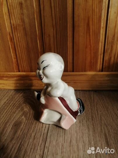 Статуэтка фарфоровая Мылыш на санках 1980е
