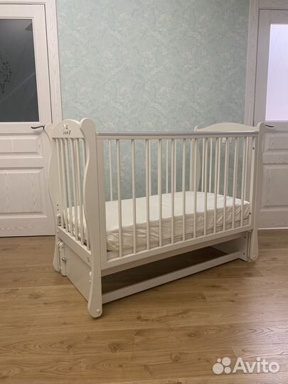 Детская кроватка с продольным маятником