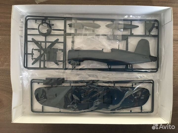 Сборная модель истребителя F4U-4B Corsair 1/48