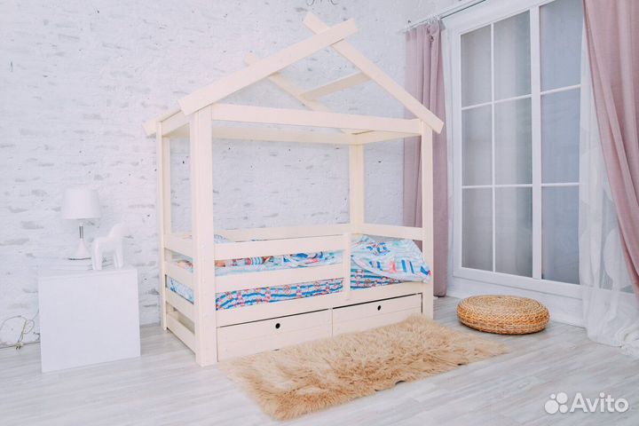 Детская кроватка из дерева