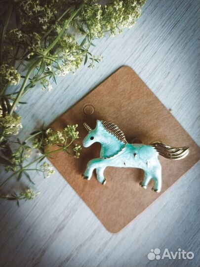 Брошь единорог