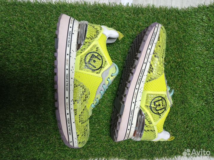 Кроссовки женские