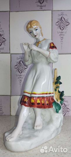 Фарфоровая статуэтка 