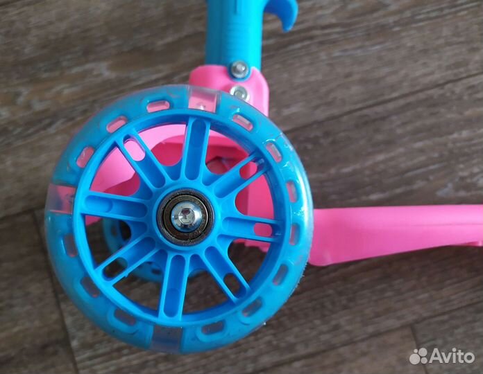 Новый трёхколёсный самокат + шлем