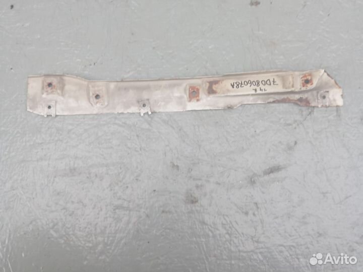 Кронштейн крепления крыла правый Транспортер Т4