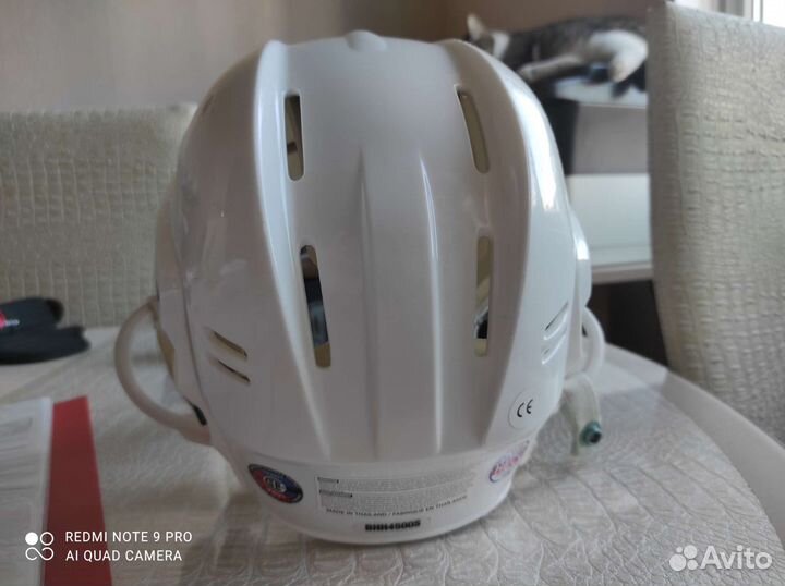 Хоккейный шлем