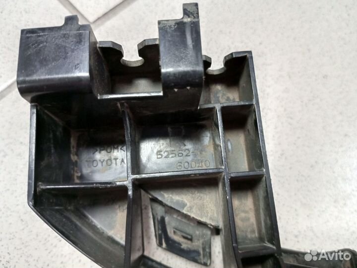 Кронштейн заднего бампера правый Toyota LC 200